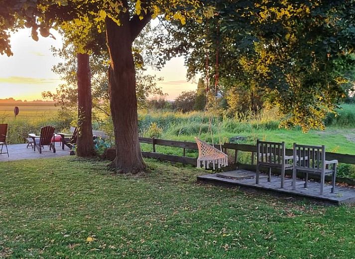 Vacation home in Bantega, Friesland with sunny garden and terrace, ideal for relaxation in the Frisian countryside.