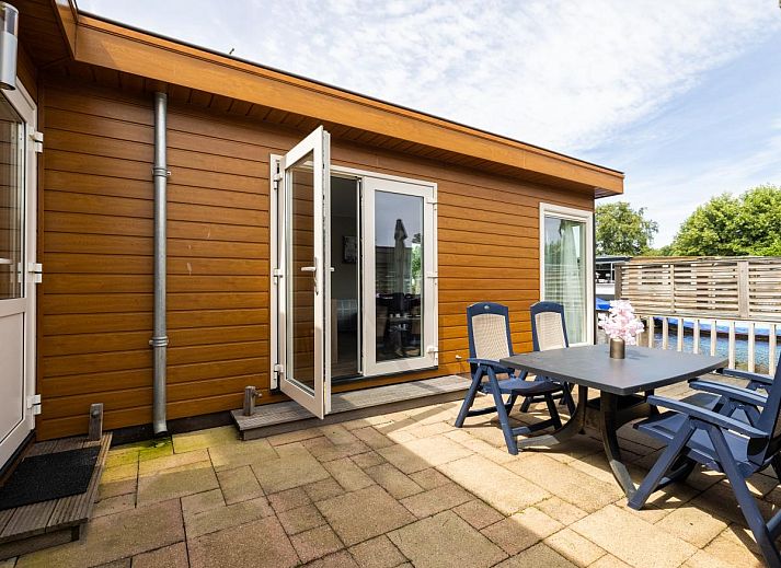 Compact kitchen in Sluisje 55 chalet, Bantega, ideal for a vacation in Friesland.