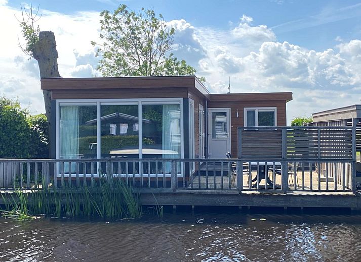 Compact kitchen in Sluisje 55 chalet, Bantega, ideal for a vacation in Friesland.