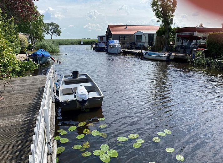 Compact kitchen in Sluisje 55 chalet, Bantega, ideal for a vacation in Friesland.