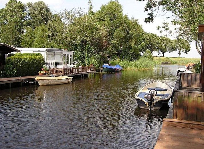 Compact kitchen in Sluisje 55 chalet, Bantega, ideal for a vacation in Friesland.