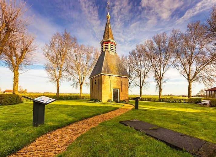 Zithoek in Huisje in Greonterp met uitzicht op het Friese platteland in Friesland.