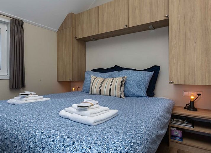 Tuin van Huisje in Greonterp met ligstoelen en grazende koeien, Friesland.