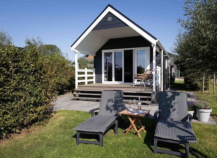 Keuken van Huisje in Greonterp met eetruimte en moderne voorzieningen, Friesland.