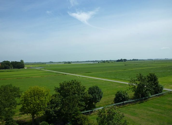 Uitzicht vanuit de woonkamer van Huisje in Greonterp op het Friese platteland, Friesland.