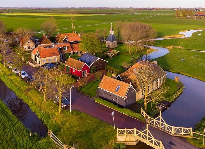 Uitzicht vanuit de woonkamer van Huisje in Greonterp op het Friese platteland, Friesland.