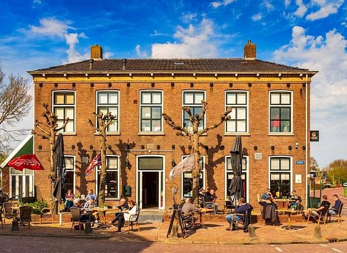 Uitzicht vanuit de woonkamer van Huisje in Greonterp op het Friese platteland, Friesland.