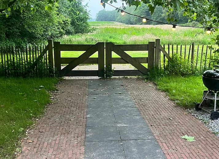 Beautiful views of nature around Holiday cottage in Oldeholtpade, located in the Frisian countryside in Friesland.