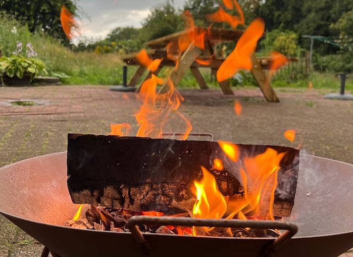 Cozy wood stocked cottage in Oldeholtpade, perfect for a warm stay in the Frisian countryside in Friesland.