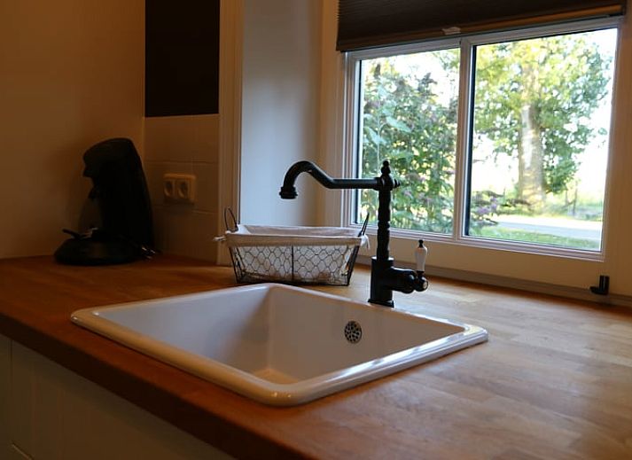 Seitenansicht des Ferienhauses in Wijnaldum, Ferienhaus mit gelben Ziegeln und Lavendel in Friesland.