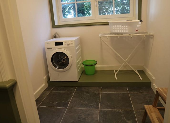 Seitenansicht des Ferienhauses in Wijnaldum, Ferienhaus mit gelben Ziegeln und Lavendel in Friesland.