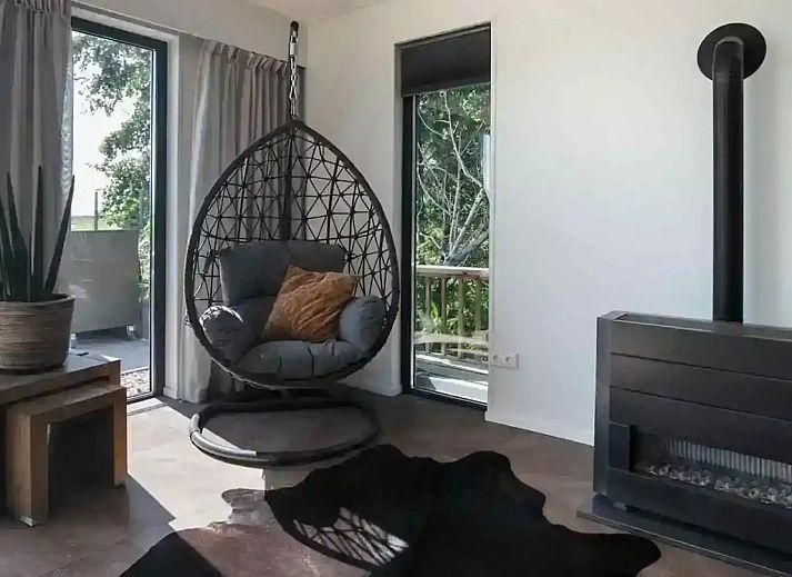 Verblijf 2613203 • Vakantiewoning Het Friese platteland • Toplocatie! Luxe 4 persoons vakantiehuis aan het vaarwater