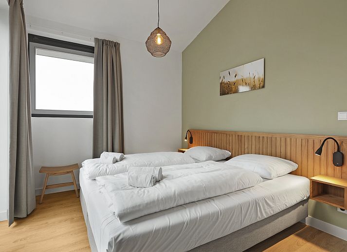 Gezellige woonkamer in 4-persoons woning 4L, Witmarsum, met uitzicht op het Friese platteland en comfortabele inrichting.