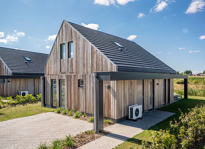 6-Personen-Haus 6L in Witmarsum, Friesland, mit moderner Holzfassade in der friesischen Landschaft.
