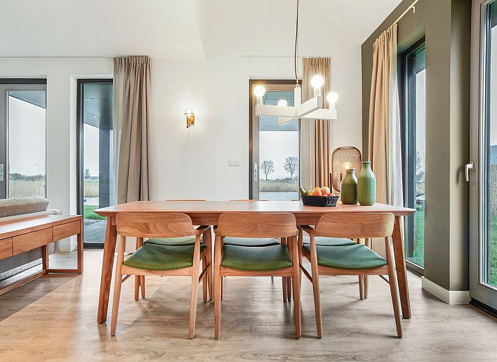 Gemuetliches Wohnzimmer im 6-Personen-Haus 6L in Witmarsum, Friesland, mit Blick auf die friesische Landschaft.