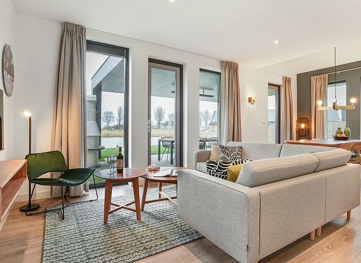 Gemuetliches Wohnzimmer im 6-Personen-Haus 6L in Witmarsum, Friesland, mit Blick auf die friesische Landschaft.