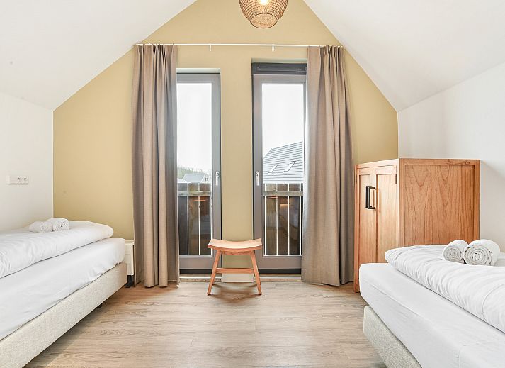 Gemuetliches Wohnzimmer im 6-Personen-Haus 6L in Witmarsum, Friesland, mit Blick auf die friesische Landschaft.