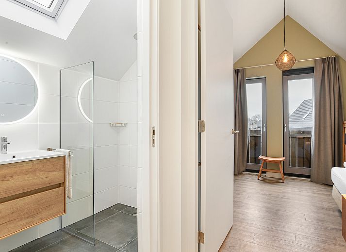 Stilvolle Sitzecke mit Wein im 6-Personen-Haus 6L in Witmarsum, ideal fuer Entspannung in Friesland.