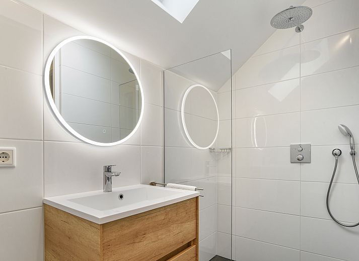 Stilvolle Sitzecke mit Wein im 6-Personen-Haus 6L in Witmarsum, ideal fuer Entspannung in Friesland.