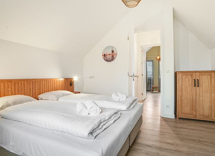 Stilvolle Sitzecke mit Wein im 6-Personen-Haus 6L in Witmarsum, ideal fuer Entspannung in Friesland.