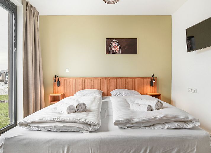 Stilvolle Sitzecke mit Wein im 6-Personen-Haus 6L in Witmarsum, ideal fuer Entspannung in Friesland.