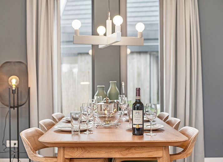 Stilvolle Sitzecke mit Wein im 6-Personen-Haus 6L in Witmarsum, ideal fuer Entspannung in Friesland.