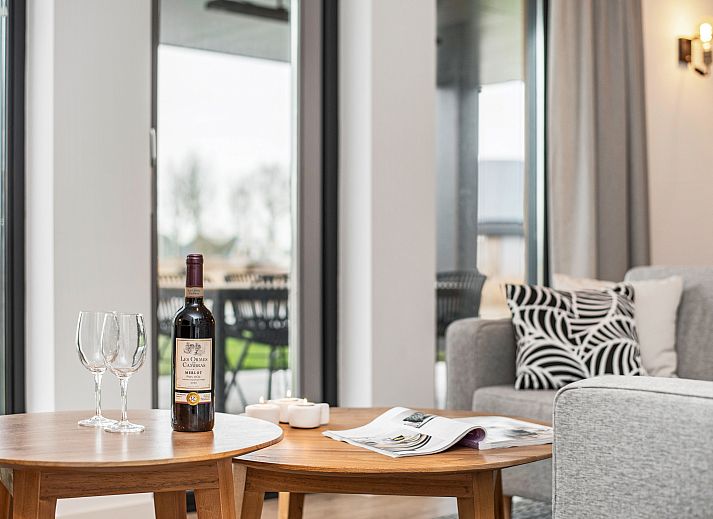 Offene Kueche und Wohnzimmer im 6-Personen-Haus 6L in Witmarsum, Friesland, mit moderner Einrichtung.