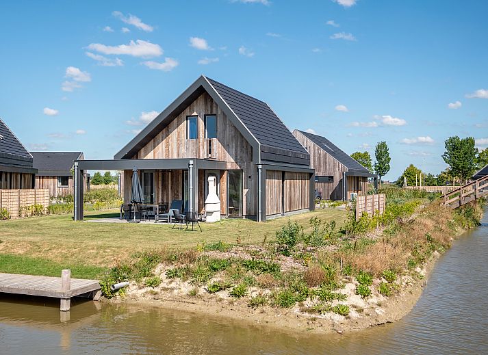 Offene Kueche und Wohnzimmer im 6-Personen-Haus 6L in Witmarsum, Friesland, mit moderner Einrichtung.