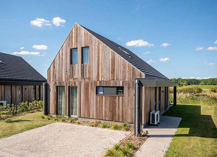 6-persoons woning 6C in Witmarsum, Friesland, met houten gevel op het Friese platteland.