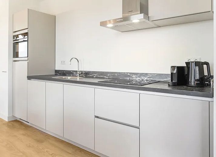 Gezellige woonkamer van 6-persoons woning 6C in Witmarsum, Friesland, met uitzicht op de natuur.