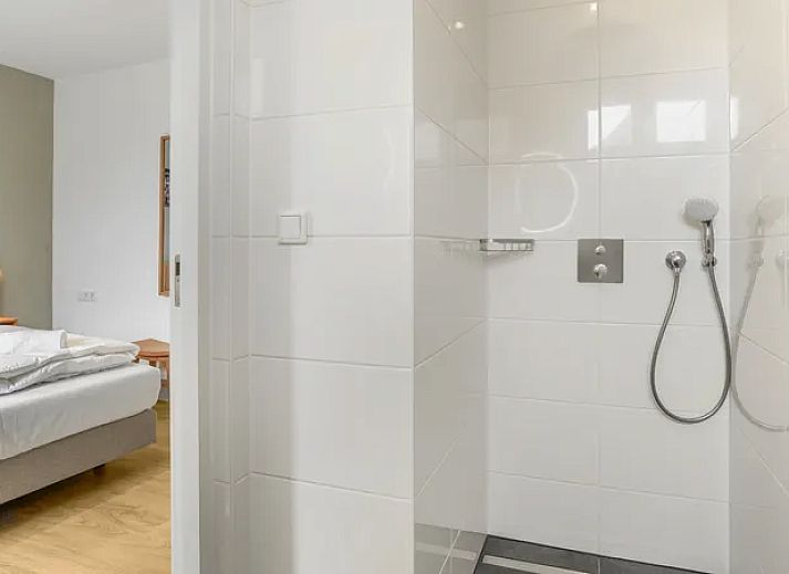 Gezellige woonkamer van 6-persoons woning 6C in Witmarsum, Friesland, met uitzicht op de natuur.