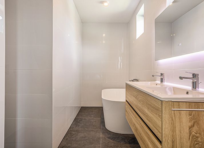 Knusse zithoek met wijn in 6-persoons woning 6C, vakantiehuis in Friesland.