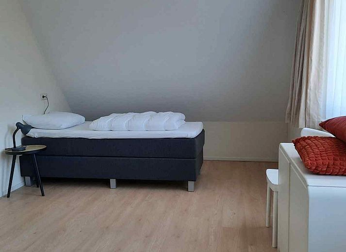 Modernes Badezimmer mit Dachfenster im Ferienhaus FR092, Garyp, Friesland.