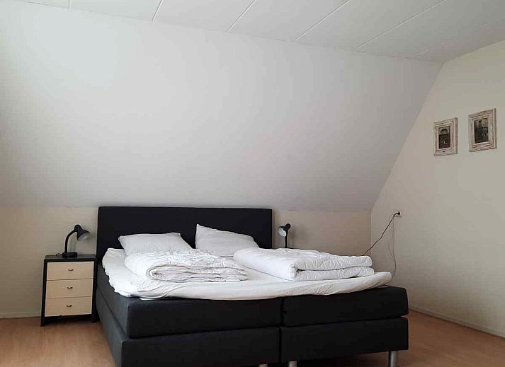 Modernes Badezimmer mit Dachfenster im Ferienhaus FR092, Garyp, Friesland.