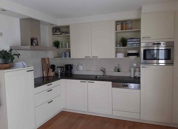 Vollstaendig ausgestattete Kueche im Ferienhaus FR092, Garyp, Friesland.