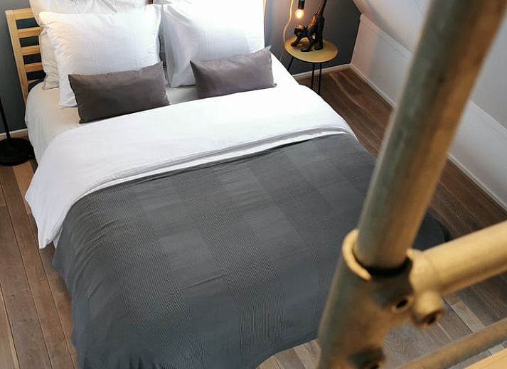 Gezellige loft in Huisje in Kootstertille, vakantiehuis op het Friese platteland, met moderne inrichting en knusse zithoek.