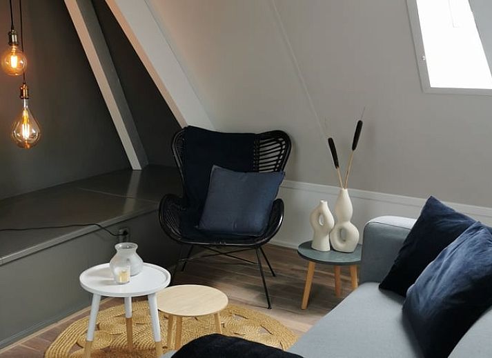 Gezellige loft in Huisje in Kootstertille, vakantiehuis op het Friese platteland, met moderne inrichting en knusse zithoek.