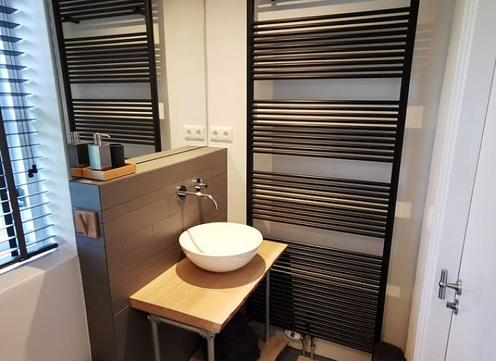 Gezellige loft in Huisje in Kootstertille, vakantiehuis op het Friese platteland, met moderne inrichting en knusse zithoek.