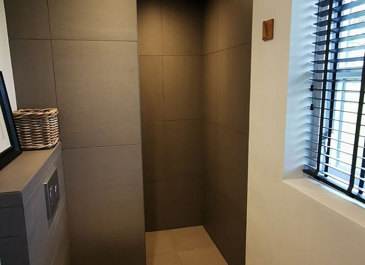 Comfortabele slaapkamer in Huisje in Kootstertille, vakantiehuis in Friesland, met luxe beddengoed en warme sfeer.