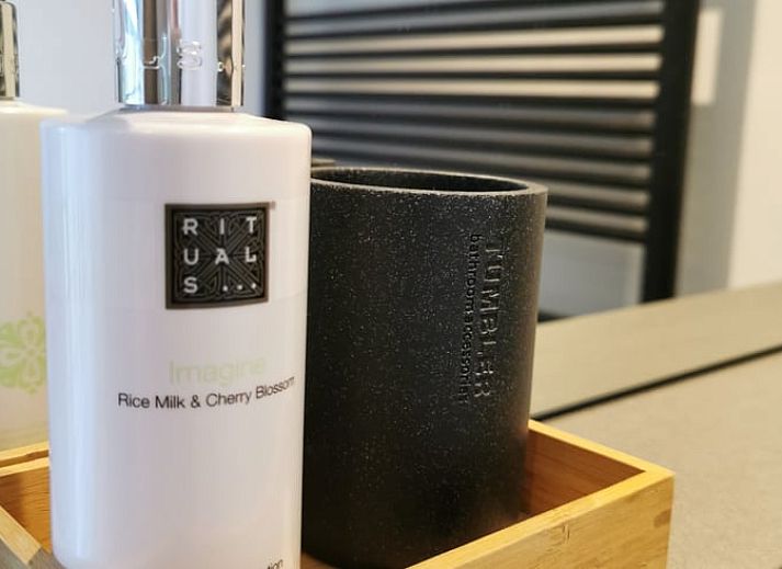 Comfortabele slaapkamer in Huisje in Kootstertille, vakantiehuis in Friesland, met luxe beddengoed en warme sfeer.