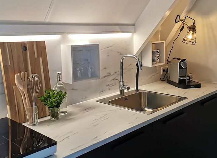 Comfortabele slaapkamer in Huisje in Kootstertille, vakantiehuis in Friesland, met luxe beddengoed en warme sfeer.