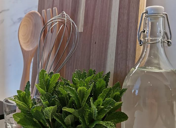 Comfortabele slaapkamer in Huisje in Kootstertille, vakantiehuis in Friesland, met luxe beddengoed en warme sfeer.