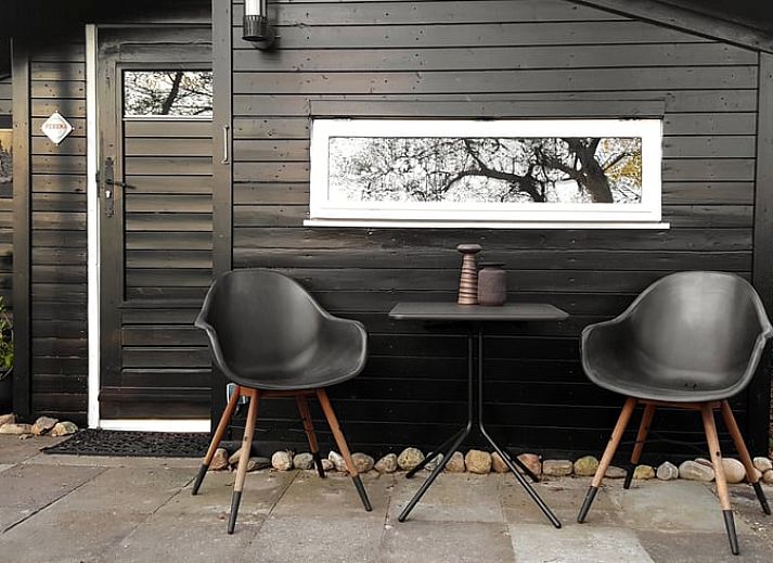 Gemuetliche Veranda im Ferienhaus in Kootstertille, Friesland, ideal zum Entspannen in der friesischen Landschaft.