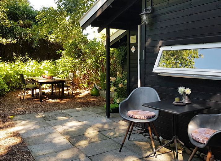 Gemuetliche Veranda im Ferienhaus in Kootstertille, Friesland, ideal zum Entspannen in der friesischen Landschaft.