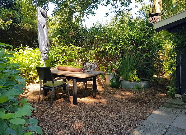 Gemuetliche Veranda im Ferienhaus in Kootstertille, Friesland, ideal zum Entspannen in der friesischen Landschaft.