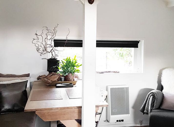 Gemuetliche Sitzecke vor dem Ferienhaus in Kootstertille, ideal fuer einen ruhigen Morgen in Friesland.