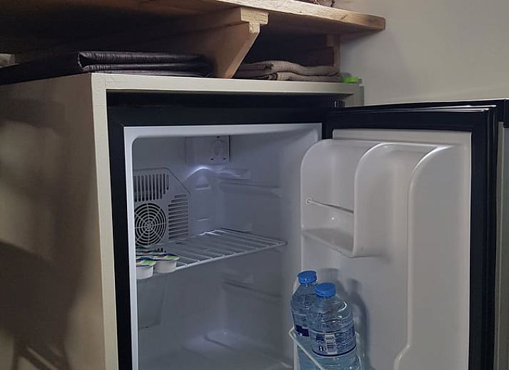 Gemuetliche Sitzecke vor dem Ferienhaus in Kootstertille, ideal fuer einen ruhigen Morgen in Friesland.