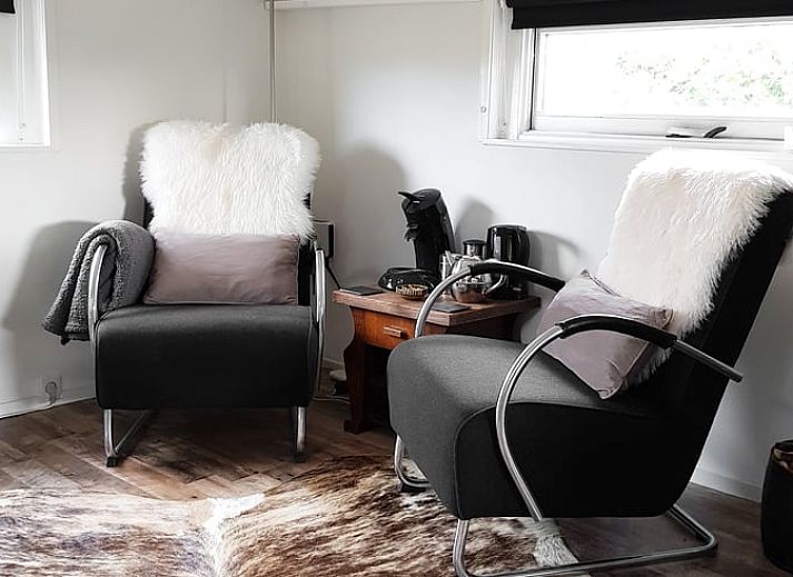 Gemuetliche Sitzecke vor dem Ferienhaus in Kootstertille, ideal fuer einen ruhigen Morgen in Friesland.