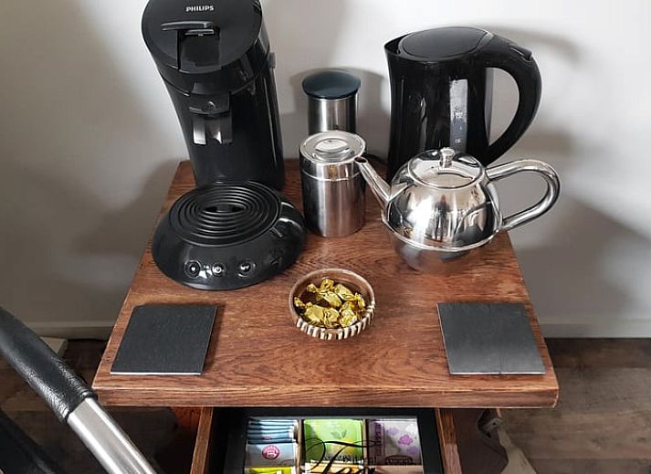Gemuetliche Sitzecke vor dem Ferienhaus in Kootstertille, ideal fuer einen ruhigen Morgen in Friesland.
