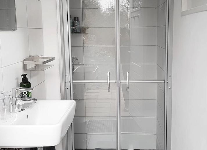 Intime Gartenumgebung im Ferienhaus in Kootstertille, umgeben von viel Gruen in Friesland.